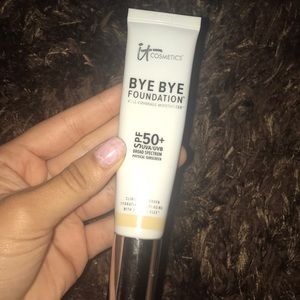 Bye Bye foundation by It cosmetics - Shade medium